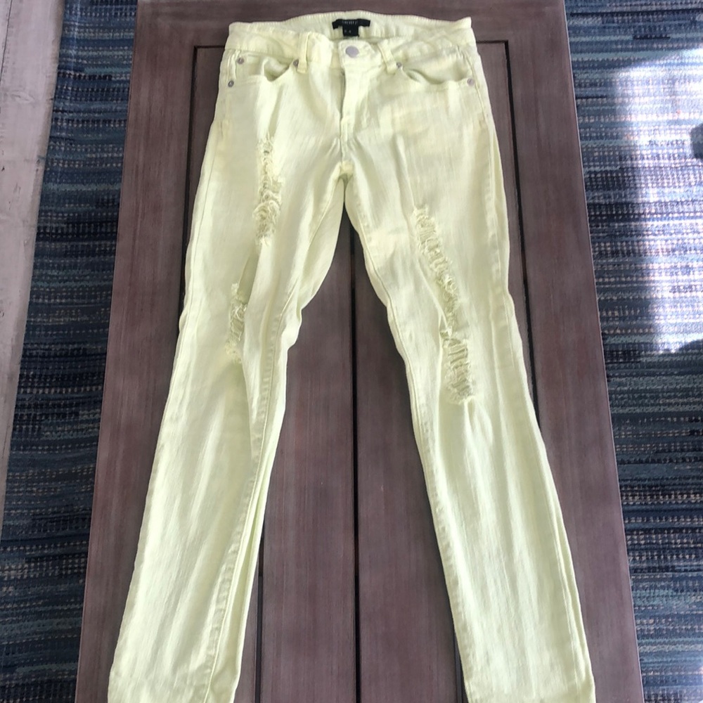 Yellow/green stretch skinny jeans with rips